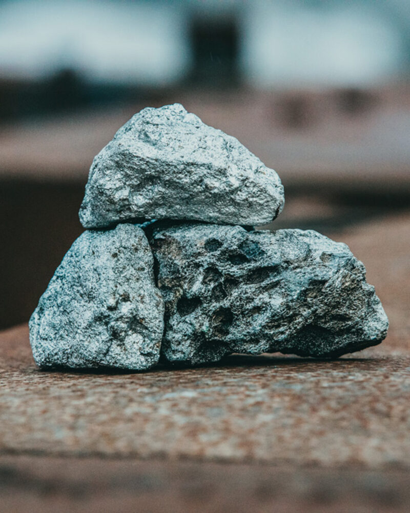 Tre silverglimrande stenar (Ferrokrom)