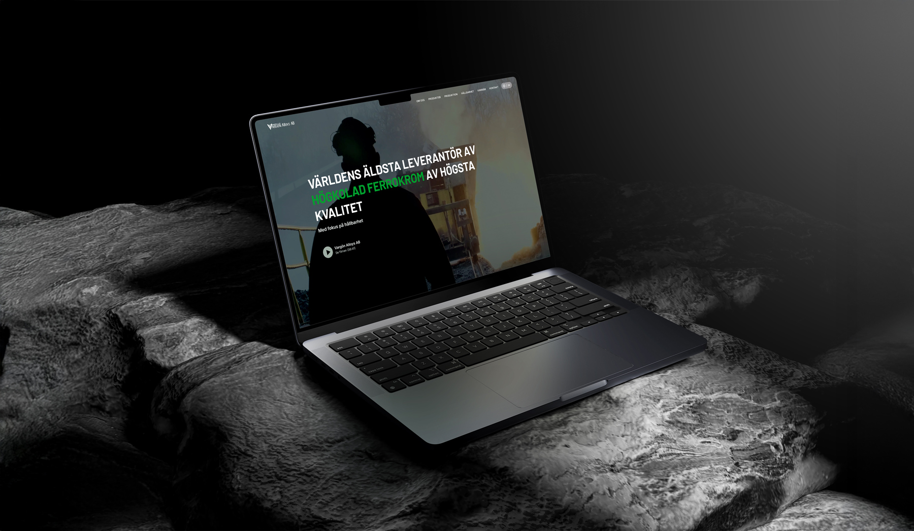 Vargön Alloys nya webb i laptop på en sten