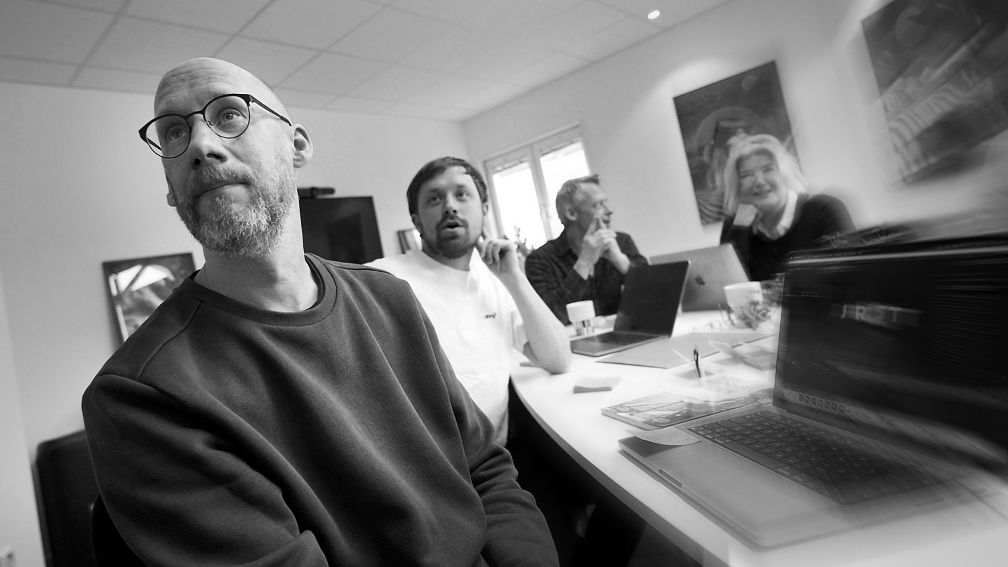 Bozzanovas medarbetare runt ett bord