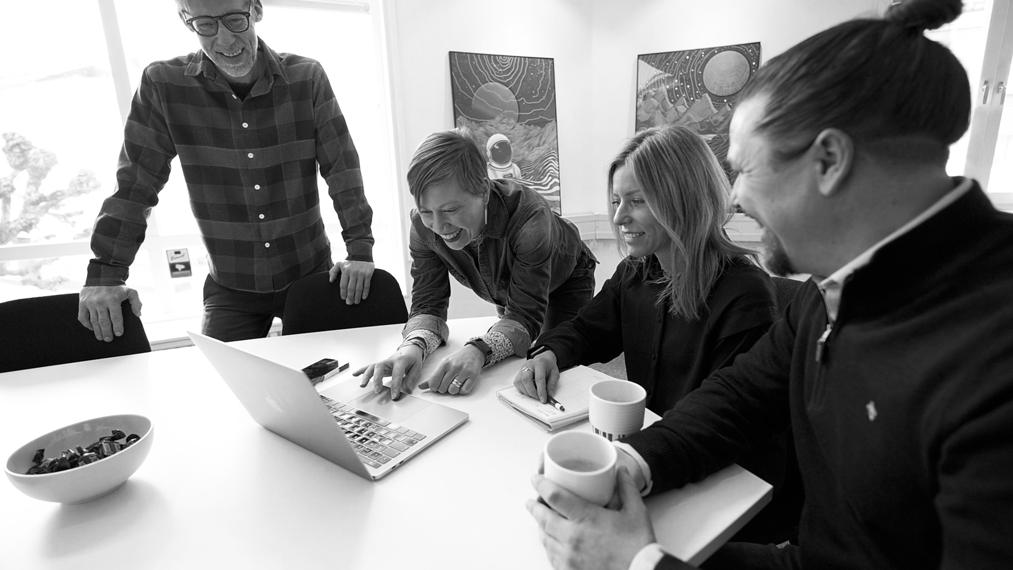 Bozzanovas medarbetare runt ett bord